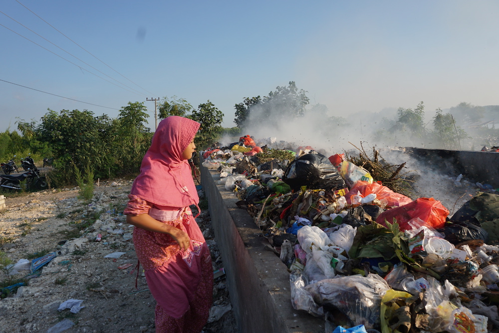 Warga membakar sampah di tempat sampah untuk memudahkan pengelolaannya. Foto : Anton Muhajir
