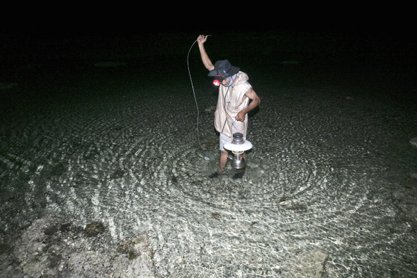 Warga yang mencari gurita di malam hari. Foto: Junaidi Hanafiah