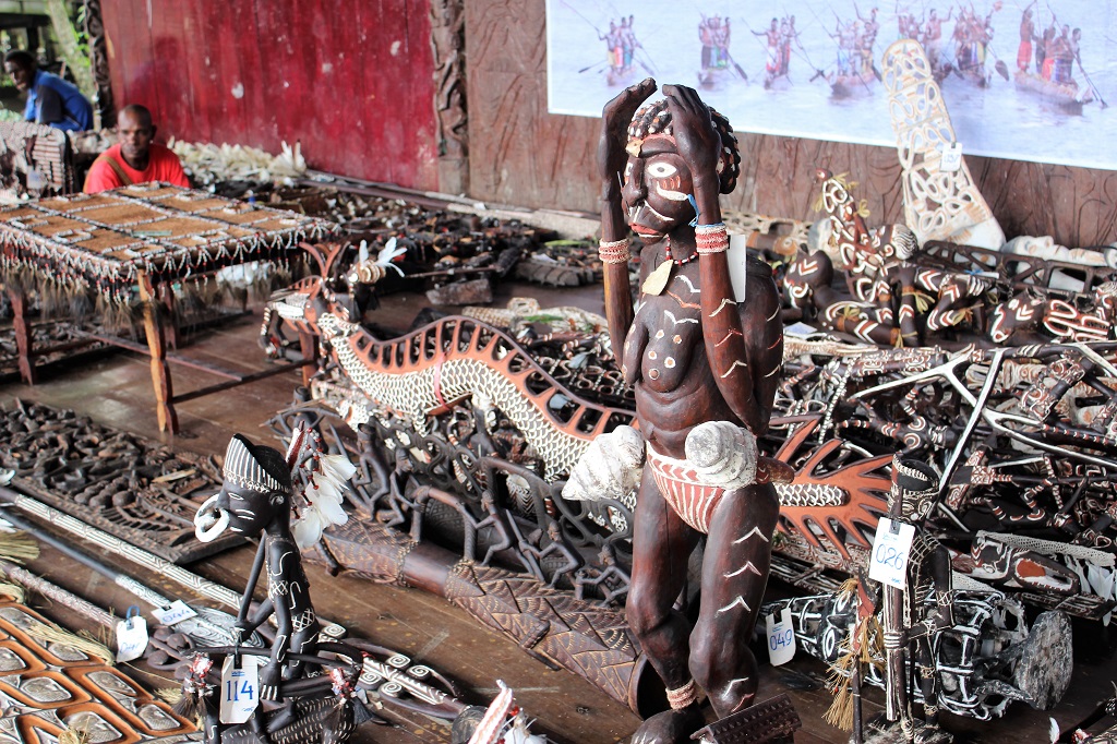 Hasil hutan berupa kayu juga dimanfaatkan untuk bahan baku ukiran kayu Asmat yang sangat terkenal di seluruh dunia. Umumnya warga laki-laki dari Kampung Syuru dan Yepem mampu mengukir dengan beragam motif-motif yang unik. Foto: Regis/ Lestari Usaid