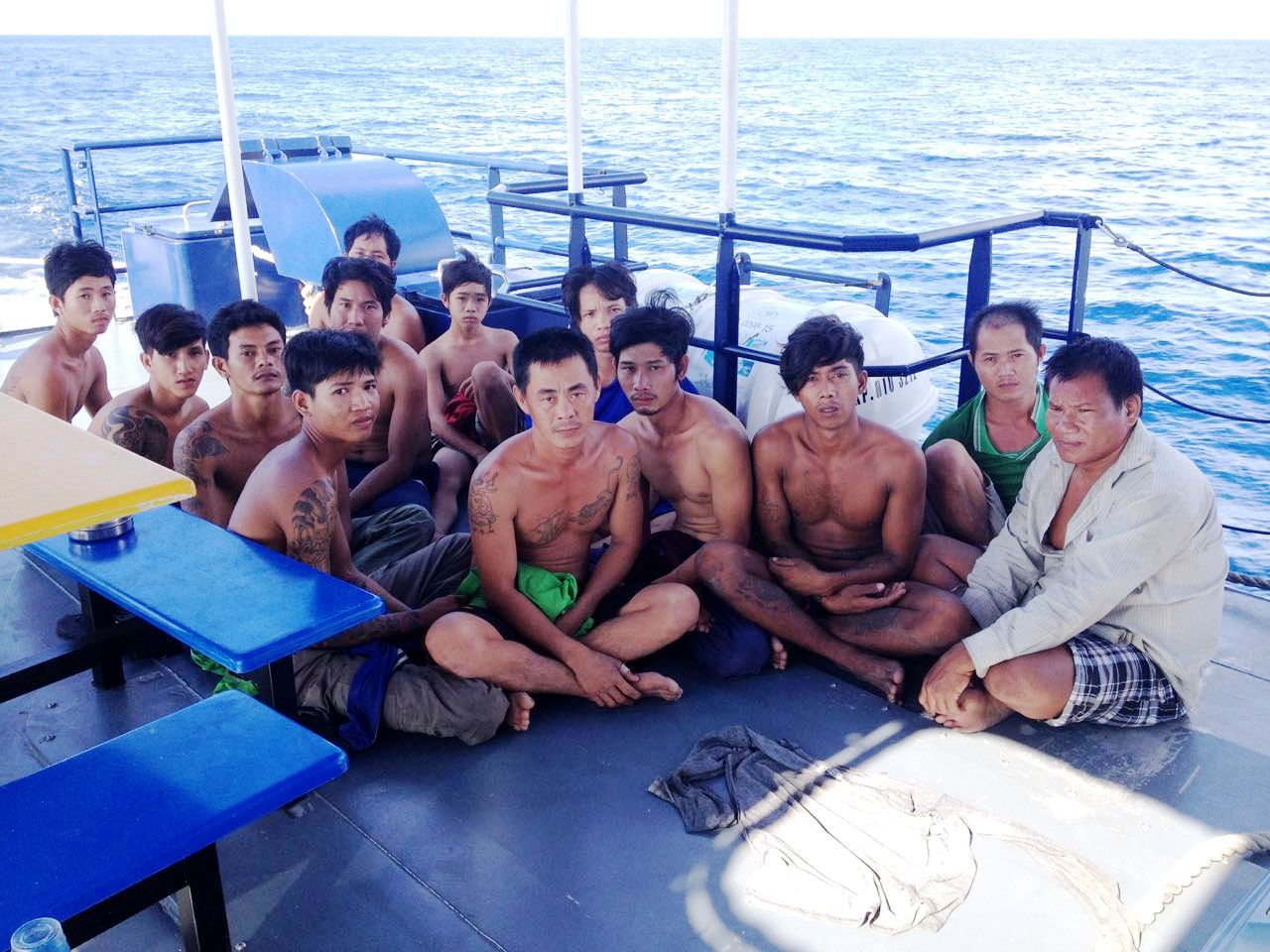Awak kapal penangkap ikan illegal berbendera Vietnam yang ditangkap Kapal Pengawas (KP) Orca 02 dan KP Hiu 12 di Perairan Natuna, Kepulauan Riau pada 11 November lalu. Foto : PSDKP KKP