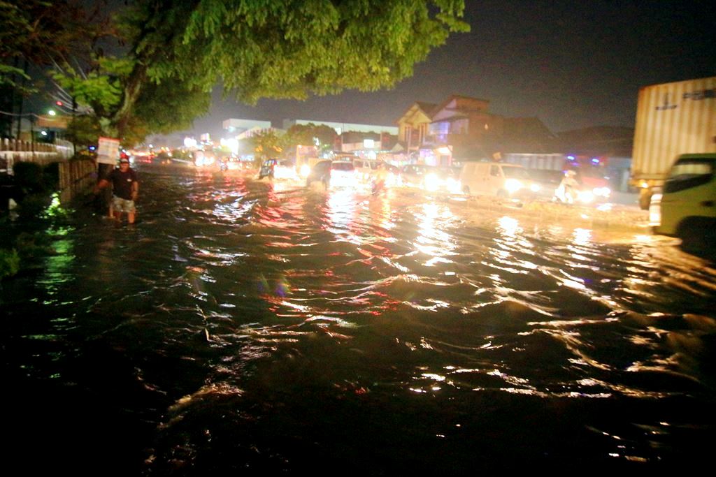 Banjir luapan Sungai Cikijing menggenangi jalan nasional Bandung - Garut - Jawa Tengah di Desa Andir, Kecamatan Rancaekek, Kabupaten Bandung, Jumat (11/11/2016). Daerah ini menjadi langganan banjir yang mengakibatkan kemacetan lalu lintas. Foto : Dony Iqbal