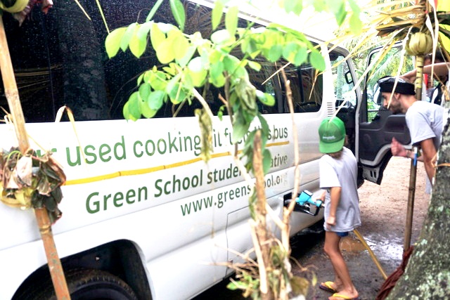 Bus sekolah atau Bio Bus yang berbahan bakar olahan jelantah ini tiap pekan disebut mengantar 2000 siswa Green School. Foto Luh De Suriyani.