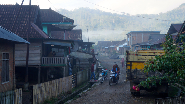 Listrik di Desa Lawin hidup hanya 12 jam , sejak pukul 05.00 sore. Listrik baru ada sejak 10 tahun lalu. Foto: Lusia Arumingtyas 