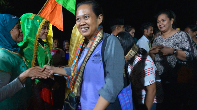 Tradisi slonang syal oleh Masyarakat Adat Cek Bocek kepada para tamu yang baru datang dan dijamu di bale adat. Syal dibuat dengan ditenun para tetua adat, tidak boleh sembarang orang yang menenun. Foto: Lusia Arumingtyas