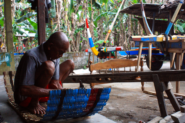 Sariman, sedang menyelesaikan satu bagian gerobak. Foto: Nuswantoro
