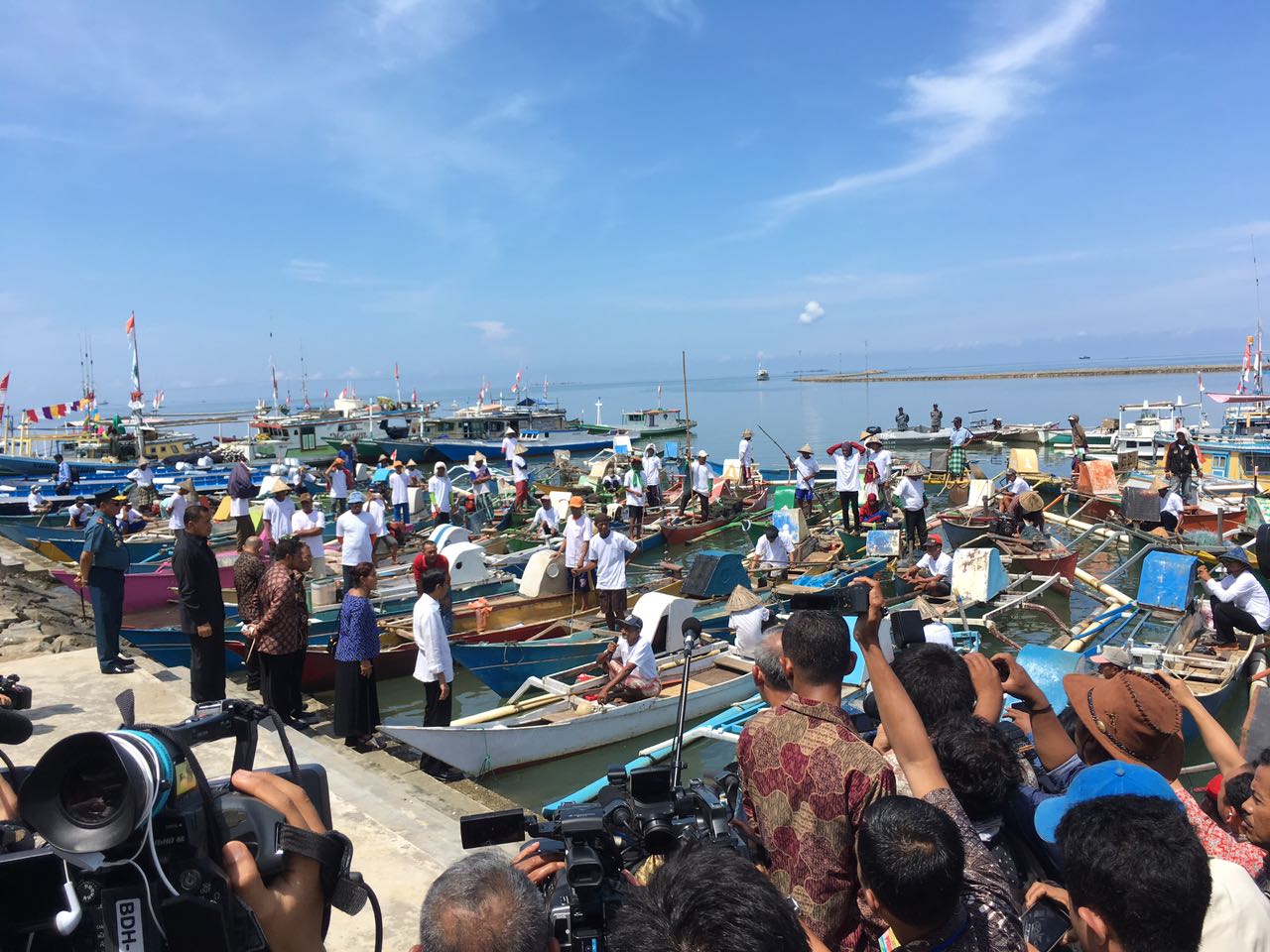Presiden Joko Widodo disaksikan Menteri Kelautan dan Perikanan Susi Pudjiastuti (kiri) dan Gubernur Sulsel Yasin Limpo (belakang) meresmikan dan mengunjungi Pelabuhan Perikanan Untia yang berlokasi di kawasan Industri Makassar (KIMAH). Foto : Humas KKP