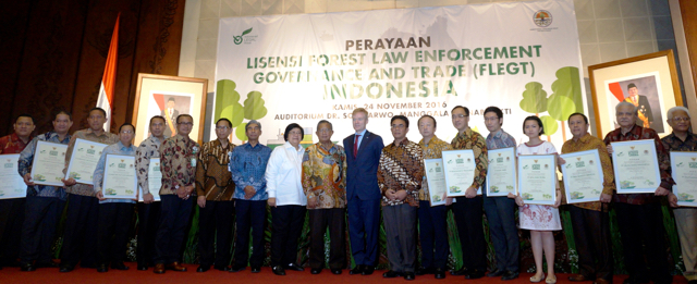 Menteri Perekonomian, Darmin Nasution menyerahkan secara simbolis Piagam Penghargaan Lisensi FLEGT kepada 10 eksportir dan telah telah pengapalan produk ke EU. Mereka mewakili dari 100 eksportir terdaftar. Foto: Lusia Arumintyas