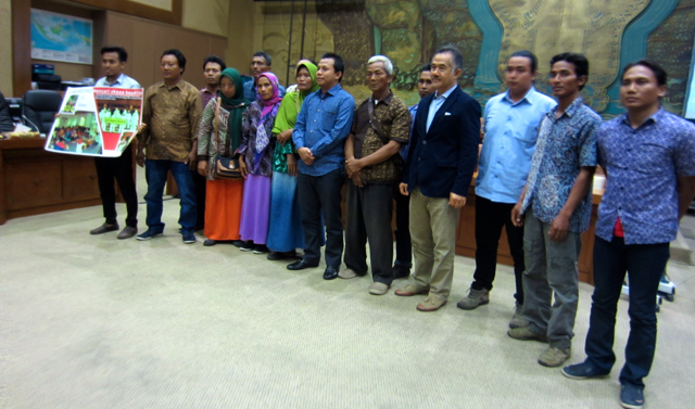 Sebagian warga Lakardowo, yang rapat bersama Komisi VII soal limbah B3 di desa mereka. Foto: Della Syahni