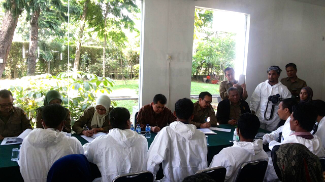 Pertemuan antara warga Lakardowo dan KLHK di Manggala Wanabhakti, Jakarta. Foto: Ecoton