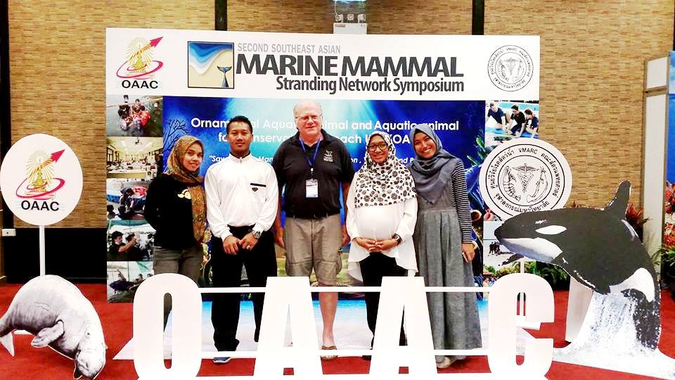 Delegasi RI yang mengikuti simposium dan workshop The 2nd Southeast Asian Marine Mammal Stranding Network (SEAMMSN) yang dilaksanakan di Pattaya, Thailand, pada 8 - 12 November 2016 lalu. Pertemuan bagi anggota jejaring mamalia laut terdampar di Asia Tenggara. Foto : Dwi Suprapti WWF-Indonesia 