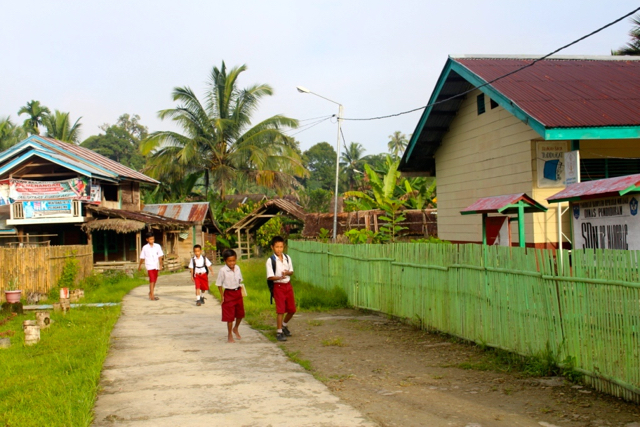 Anak-anak Desa Madobag, Siberut Selatan, Mentawai. Foto: Vinolia