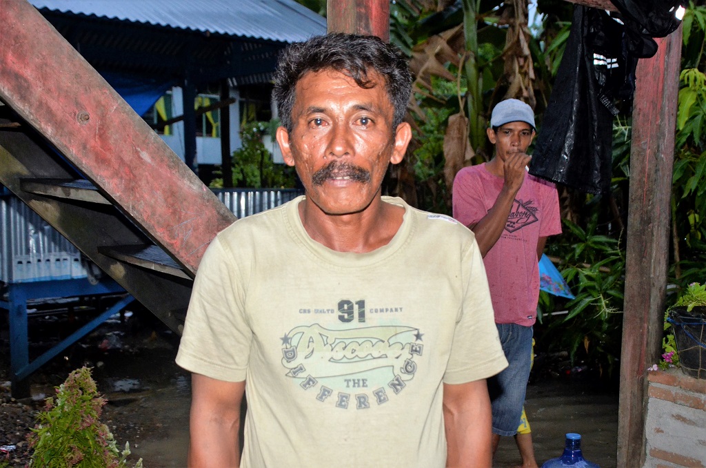 Saharuddin, nelayan Pancana yang sempat mendekam beberapa bulan di penjara karena ketahuan menggunakan trawl. Kini ia hanya menggunakan alat pancing biasa meskipun hasilnya tidak sebanyak dengan menggunakan trawl. Foto: Wahyu Chandra