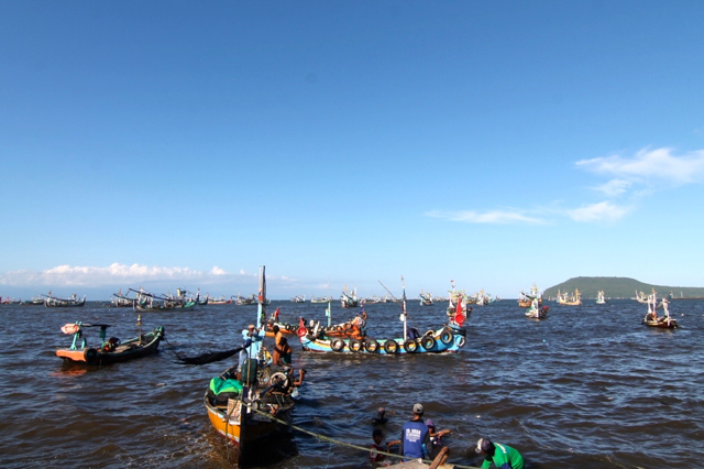 Kapal nelayan yang akan sandar di Pelabuhan Muncar, Banyuwangi. Kini, air di perairan ini mulai keruh. Foto: Zuhana A Zuhro