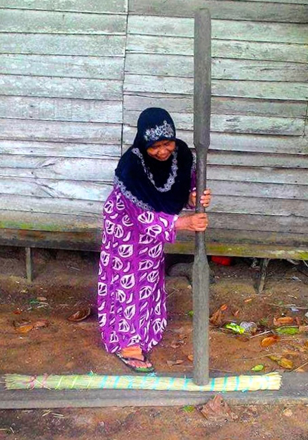 purun5-tanaman-purun-yang-siap-di-tumbuk-menggunakan-kayu-ulin-foto-institut-bentang-meratur