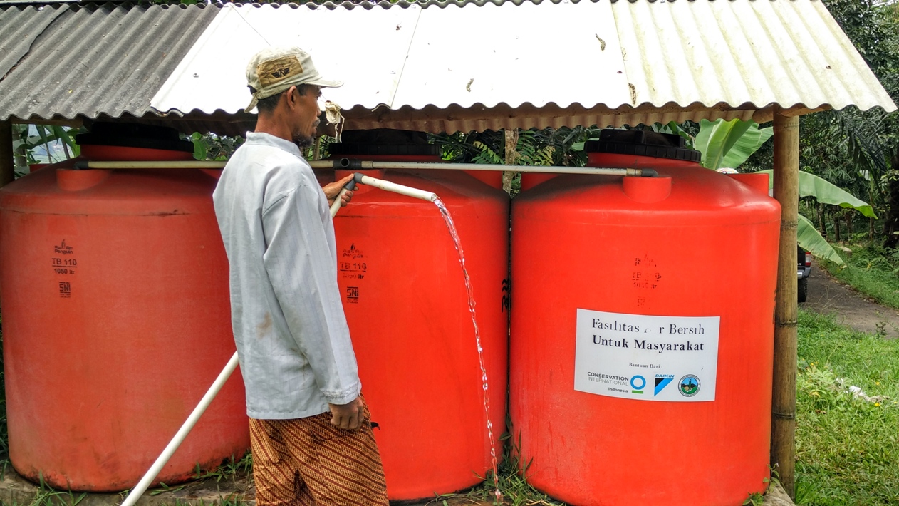 Sarip (56 tahun), bertugas mengatur air bagi warga di Desa Cihanjawar, Kecamatan Nagrak, Kabupaten Sukabumi, Jawa Barat. Air tersebut berasal dari mata air di kawasan Taman Nasional Gunung Gede Pangrango, Jawa Barat. Foto : M Ambari