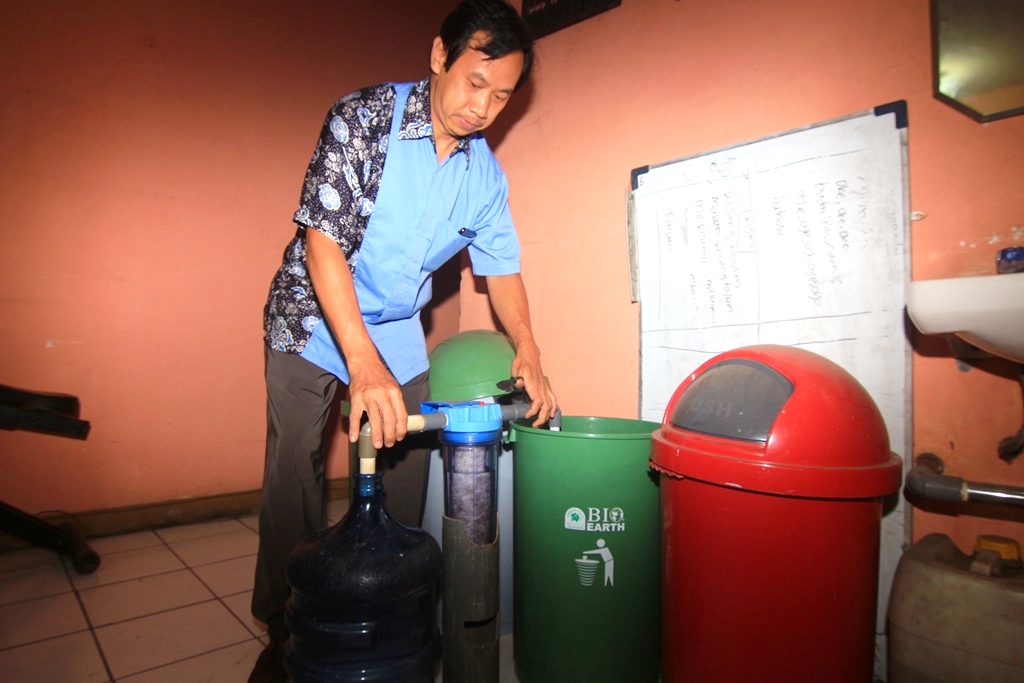 Simon mempraktekan pengolahan air hujan di rumahnya di Komplek Plaza, Ciroyom, Kota Bandung. Dengan alat - alat sederhana, dia mampu mengubah air hujan menjadi air layak konsumi. Manfaat lainnya yakni bisa menghemat air tanah dan mengurangi banjir Cileuncang. Foto : Donny Iqbal