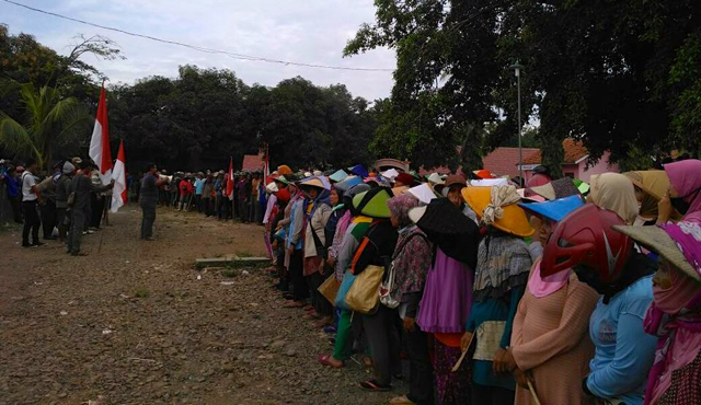 Warga desa Sukamulya, berkumpul sebelum aksi. Foto: KNPA