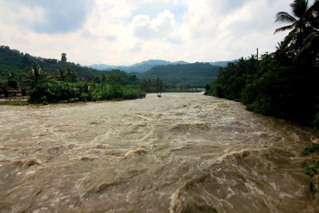 Kondisi Sungai Citarum di Desa Rajamandala Kulon, Kecamatan Cipatat, Kabupaten Bandung Barat, Sabtu (12/11/2016). Akibat derasnya arus sungai menengelamkan 1 jembatan proyek PLTA Saguling. Foto : Dony Iqbal 