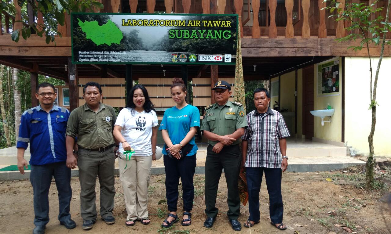 Para stakeholder di depan Laboratorium Alam di Desa Tanjung Belit, Kampar Kiri Hulu, Riau. Foto : Agustinus Wijayanto 