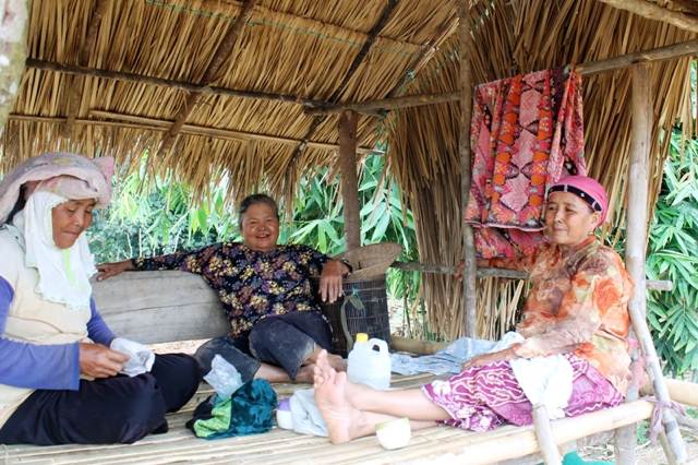 Para perempuan berkumpuk di kumpul di pondok setelah seharian di ladang. Foto: Elviza Diana 