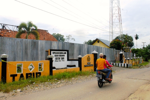 Polsek Tabir, yang dibakar massa beberapa waktu lalu, belum juga renovasi. Kini, aktivitas kantor Polsek di rumah dinas. Foto: Elviza Diana