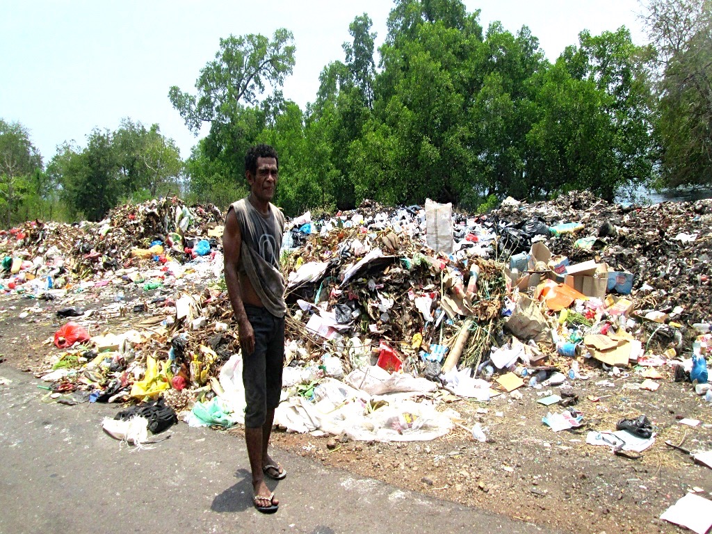 Seorang warga berjalan di depan TPA Delang. Rata-rata sampah yang rata-rata volume sampah yang terangkut per harisebanyak 52,65m3/hari. Foto: Ebed de Rosary 