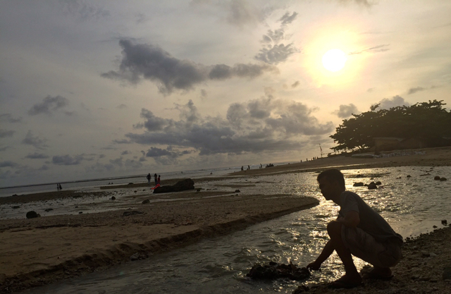 Suasana Pantai Cibuaya menjelang petang. Kita bisa menyaksikan matahari terbenam. Foto: Sapariah Saturi