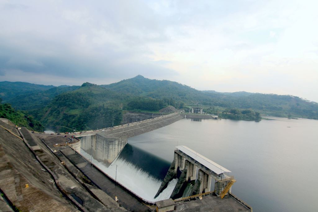Kondisi Waduk Saguling yang sempat mengalami elevasi permukaan air mencapai ketinggian di 643,80 mdpl pada Kamis, (10/11/2016). Di Jawa Barat terdapat 3 Waduk yang memanfaatkan aliran Sungai Citarum untuk pembangunan PLTA. Foto : Dony Iqbal 