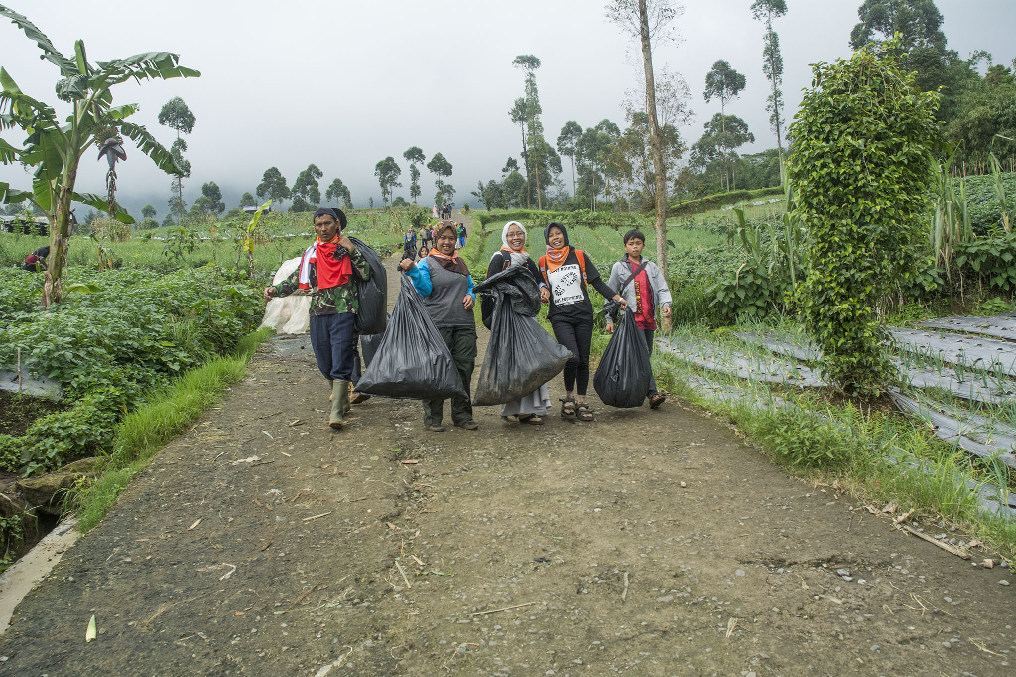 Masyarakat baik laki-laki maupun perempuan, tua dan muda, melakukan kegiatan bersih Gunung Slamet yang merupakan bagian dari acara Kongres Gunung di Desa Kutabawa, Kecamatan Karangreja, Purbalingga, Jawa Tengah. Foto : L Darmawan