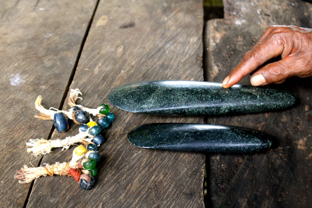 Temako atau kapak batu, dan manik-manik yang merupakan syarat yang dipakai sebagai alat untuk membayar denda adat. Foto: Christopel Paino