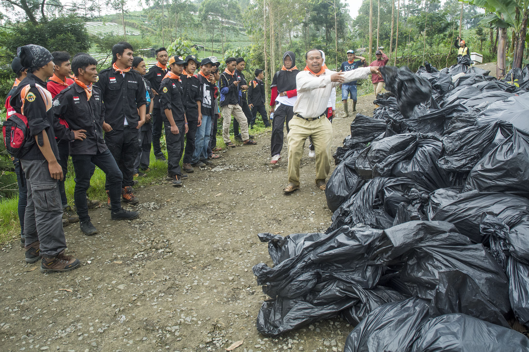 Sampah yang berhasil dikumpulkan dari kegiatan bersih Gunung Slamet yang merupakan bagian dari acara Kongres Gunung di Desa Kutabawa, Kecamatan Karangreja, Purbalingga, Jawa Tengah. Foto : L Darmawan