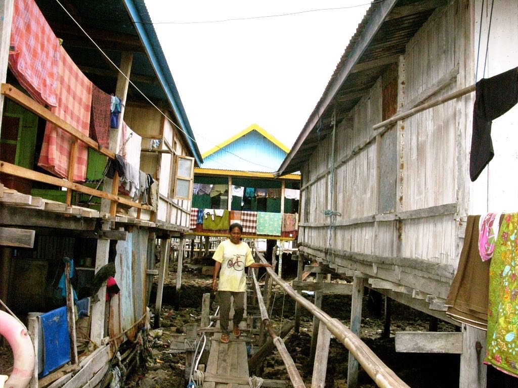 Salah satu jalan dan jembatan di Kampung Wuring yang menghubungkan setiap bangunan. Foto: Ebed de Rosary