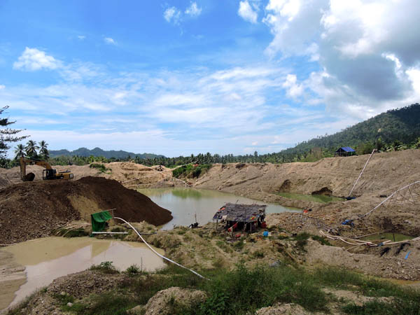 Aktifitas penambang rakyat yang berada di dalam Desa Karya Baru, Kecamatan Dengila, Kabupaten Pohuwato, Gorontalo. Foto: Christopel Paino