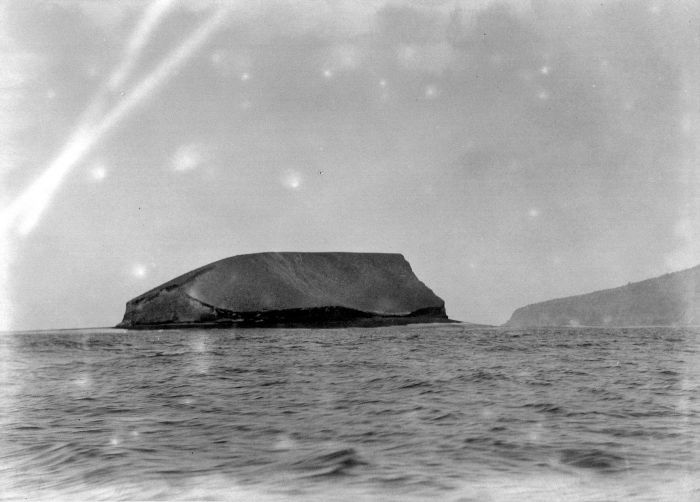 Anak Krakatau, yang tampak dua tahun dari awal terbentuknya. Foto: diambil 12 atau 13 Mei 1929. Foto: koleksi Tropenmuseum.