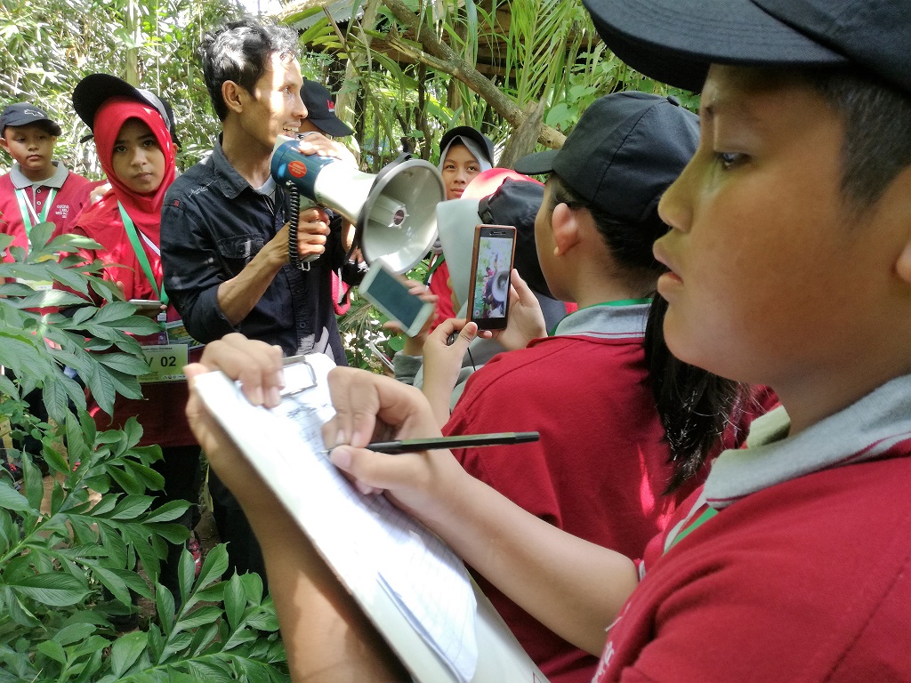 Setiap murid wajib mencatat dan mendokumentasikan setiap pembelajaran yang mereka dapatkan, tidak hanya sekedar rekreasi di Rumah Hijau Denassa di Kelurahan Tamalayyang, Bontonompo, Gowa, Sulawesi Selatan. Foto: Wahyu Chandra