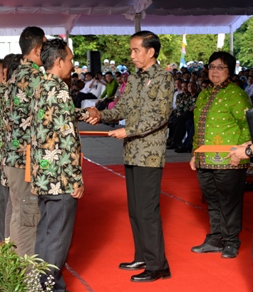 Presiden Jokowi kala menyerahkan dokumen hak kelola hutan kepada warga di Pulang Pisau, Kalteng. Foto: Humas KLHK
