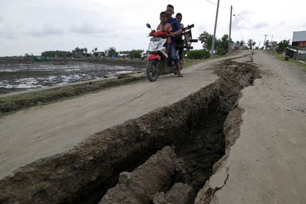 Jalan berlubang di Pidie Jaya ini akibat gempa yang mengguncang wilayah tersebut pada 7 Desember 2016. Foto: Junaidi Hanafiah