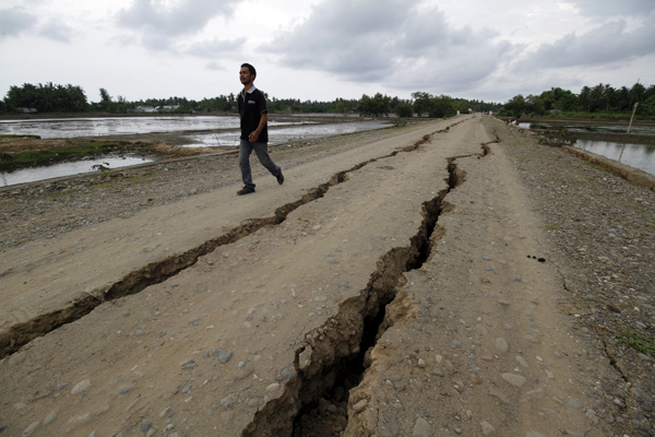 Jalan berlubang di Pidie Jaya ini akibat gempa yang mengguncang wilayah tersebut pada 7 Desember 2016. Foto: Junaidi Hanafiah