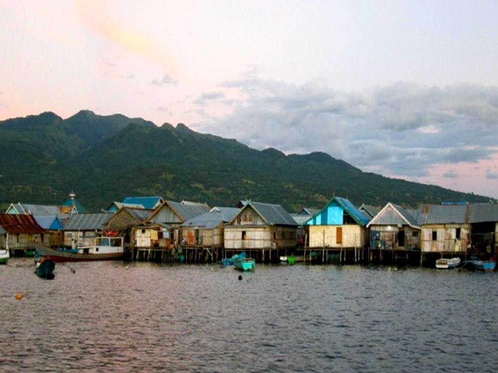 Kampung Wuring tampak dari laut. Kampung ini merupakan salah satu destinasi wisata karena keunikan rumah panggungnya. Foto: Ebed de Rosary