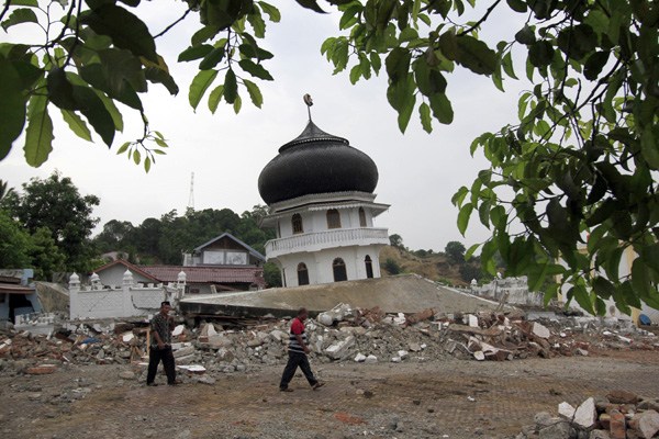Masjid beserta bangunan publik lainnya juga roboh akibat gempa di Pidie Jaya. Foto: Junaidi Hanafiah