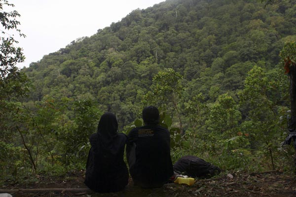 Menikmati keindahan alam di Pintu Angin. Foto: Junaidi Hanafiah