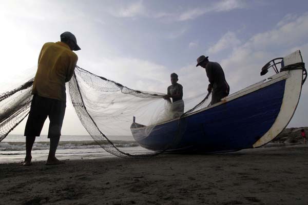Nelayan tradisional yang menggantungkan hidupnya dengan mencari ikan di laut. Foto: Junaidi Hanafiah