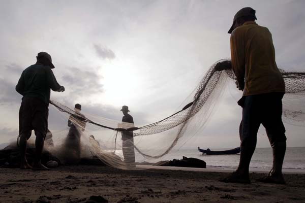 Nelayan tradisional yang menggantungkan hidupnya dengan mencari ikan. Foto: Junaidi Hanafiah