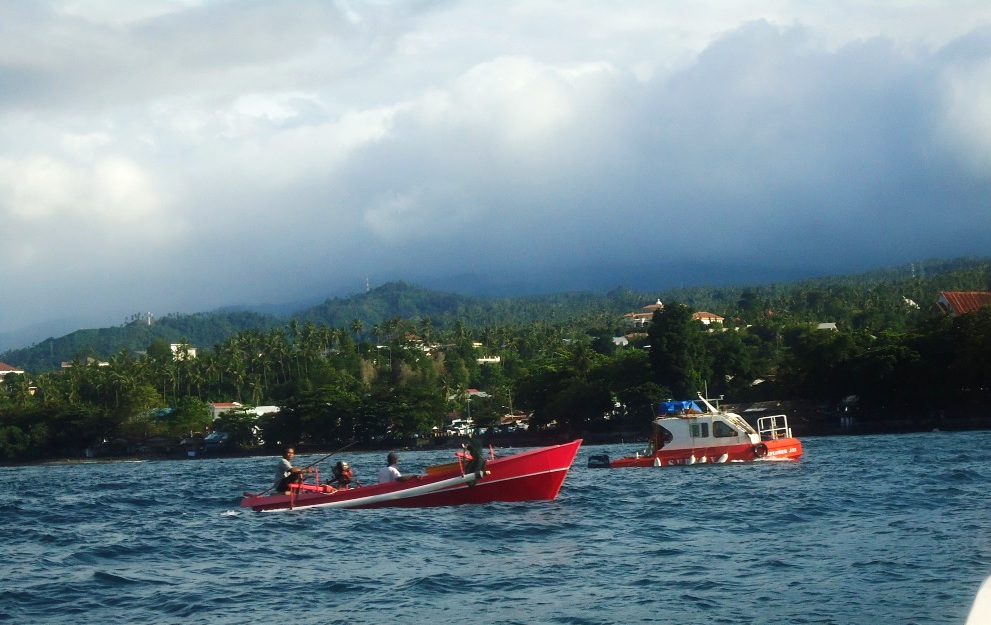 Nelayan tradisional mendatangi speed boat milik Kapal Geo Explorer di Teluk Manado, Sulawesi Utara pada Senin (5/12/2016). Aktivitas Kapal Geo Explorer diduga merusak alat tangkap nelayan tradisional. Foto : Themmy Doaly