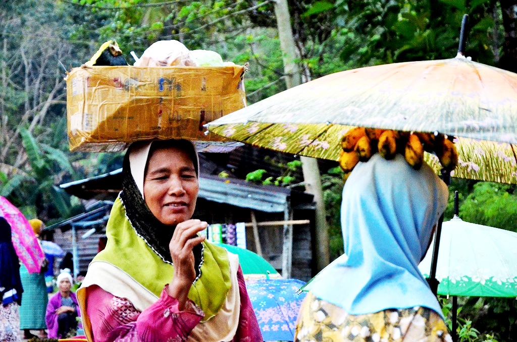 Seluruh pedagang di pasar Pasar Kalimu, Kaluppini, Enrekang, Sulawesi Selatan adalah perempuan dengan dagangan berupa hasil kebun atau dari hutan, seperti jamur yang diambil dari kayu yang rubuh. Foto: Wahyu Chandra