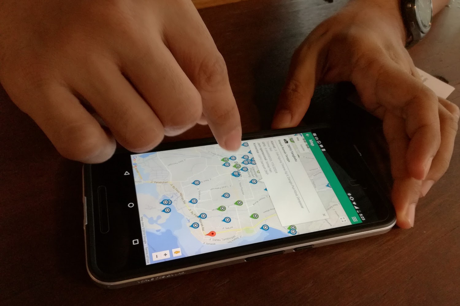 Peta lokasi sampah dalam Aplikasi Gringgo, website pengelolaan sampah berbasis aplikasi ponsel yang dibuat oleh Olivier Pouillon dan Febriadi Pratama. Aplikasi berisi informasi dan panduan dalam mengelola sampah skala rumah tangga di Bali. Foto : Anton Muhajir