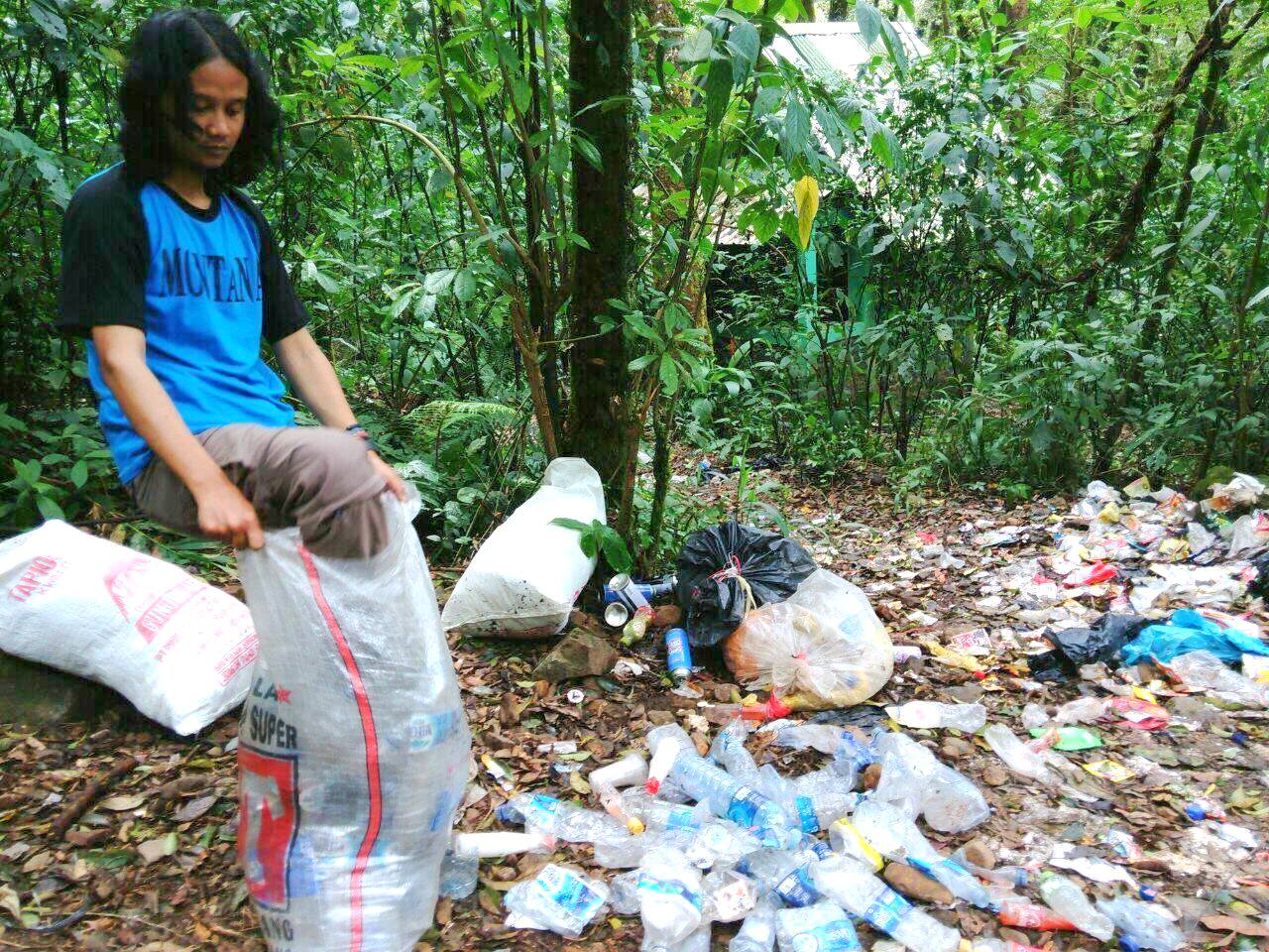 Relawan secara periodik membersihkan sampah yang ditinggalkan pendaki di TN Gunung Gede Pangrango. Foto : Ardi Andono/TNGGP