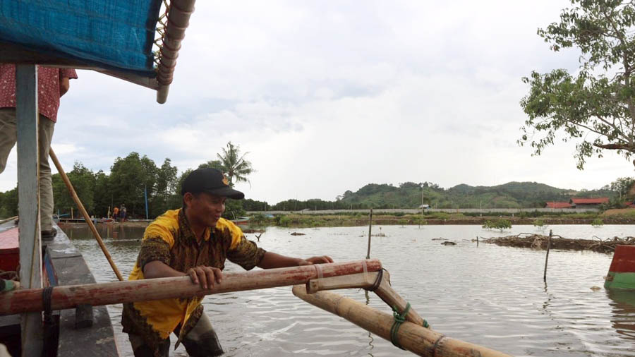 Menyejahterakan kehidupan nelayan menjadi salah satu cita-cita Rizani dalam memperbaiki ekosistem laut di Kabupaten Pesawaran, Lampung. Foto: Yayasan Perspektif Baru (YPB)
