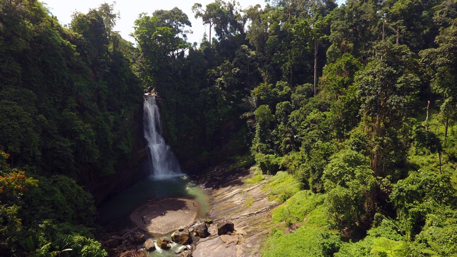 Cekungan badan sungai yang berlapiskan batuan andesit. Foto: David Herman-INFIS