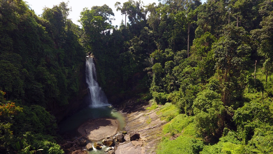 Cekungan badan sungai yang berlapiskan batuan andesit. Foto: David Herman-INFIS 